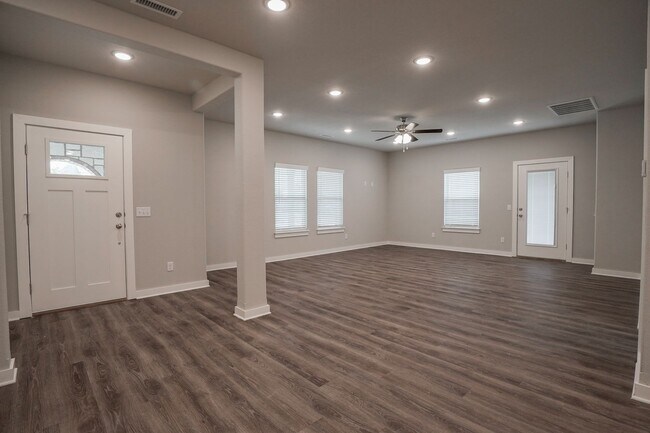 Foto del edificio - 608 N Salem Rd