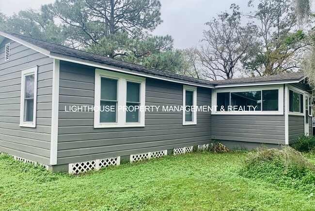 Building Photo - Cozy 3 Bed/1 Bath Home with Large Sunroom!