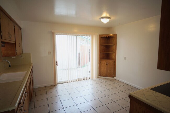 Building Photo - Cute Apartment in East Bakerfield