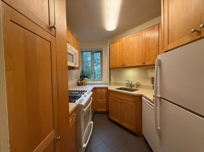 Building Photo - 2 bedroom in Manhattan NY 10009