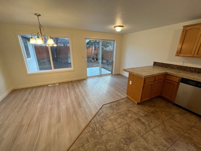 Foto del edificio - 3 Bed/2 Bath Single Level Home in NE Bend - Near St. Charles