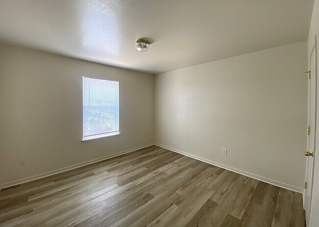 Building Photo - 4203 Primrose Dr