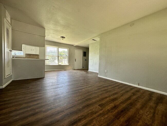 Foto del edificio - Updated Home with Gorgeous Floors & Large Backyard
