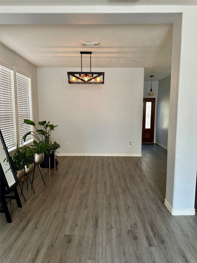 Foto del edificio - 9102 Rolling Rapids Rd