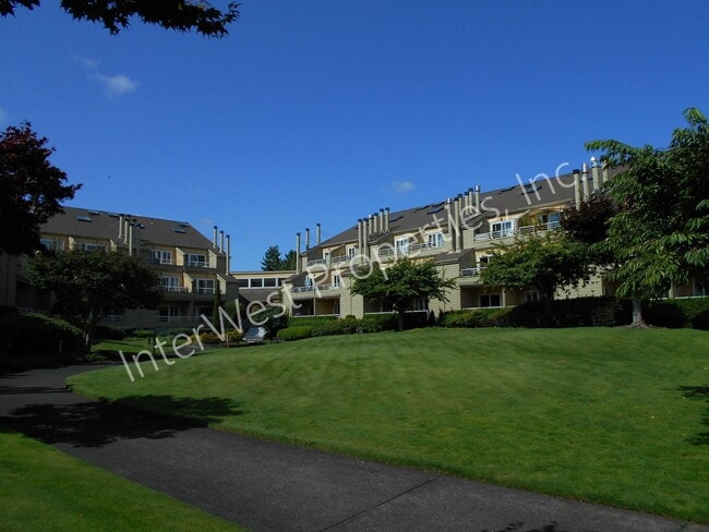 Building Photo - 2 BD Condo with River View, washer/dryer, microwave and W/S/G&L included.