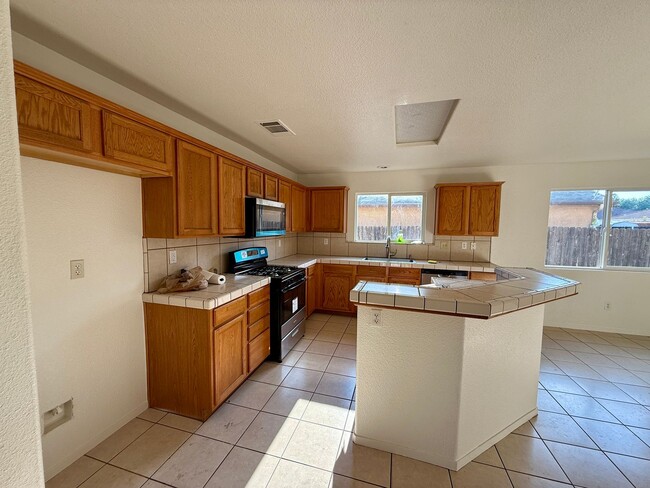 Foto del edificio - Newly Renovated 4-Bedroom, 2-Bathroom Home...