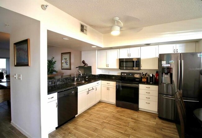 Building Photo - 6425 Shoreline Dr