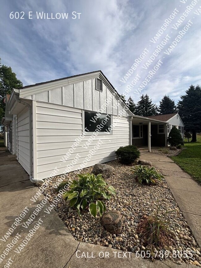 Building Photo - 602 E Willow St