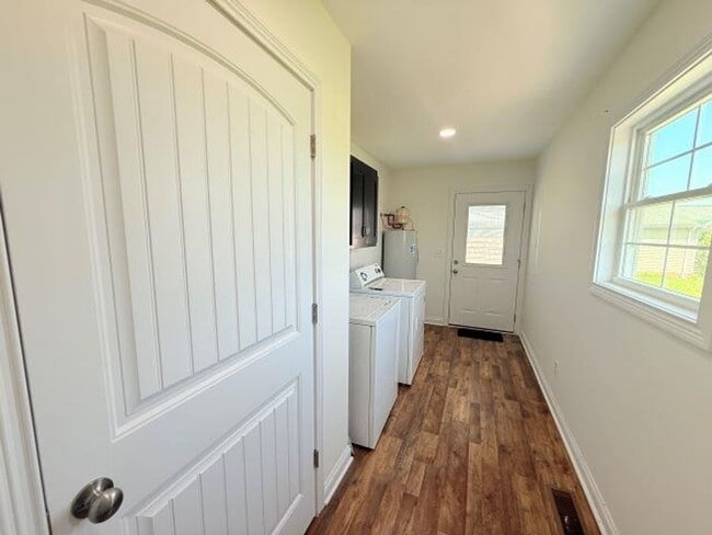 Building Photo - Country living close to city life!