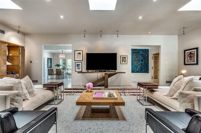 Foto del edificio - 5511 Royal Ln