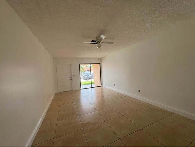 Foto del edificio - 5971 Forest Hill Blvd