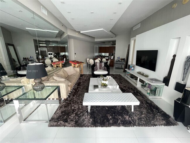 Building Photo - 15811 Collins Ave