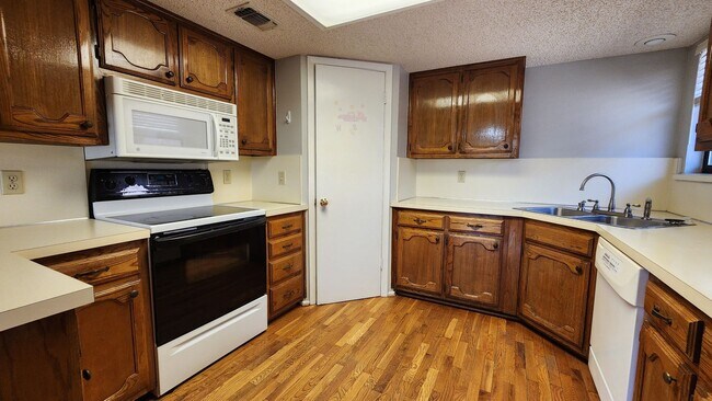 Building Photo - Elegant 3-Bedroom Home with Modern Kitchen...