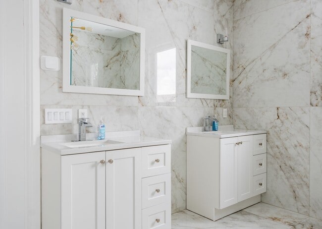 Foto del edificio - Luxury 5-Bedroom Retreat on 6.5 Acres — Furnished or Unfurnished — Flexible Lease