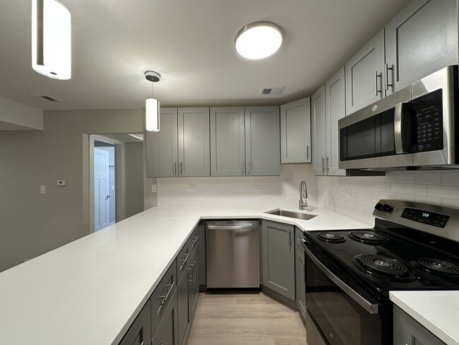 Building Photo - 1220 N La Salle Dr