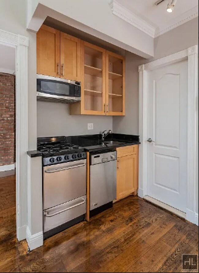 Foto del edificio - SUNNY West 21st Street True 1 Bedroom