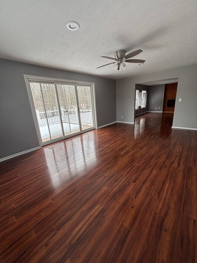Building Photo - 6970 Carriage Hill Dr
