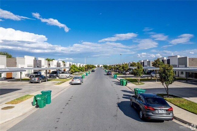 Foto del edificio - 1705 W Garrison Dr