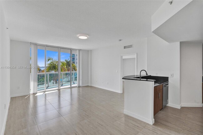 Foto del edificio - 7900 Harbor Island Dr