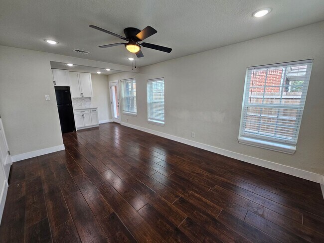 Building Photo - Near Bishop Arts District 2-bedroom, 1-bath duplex