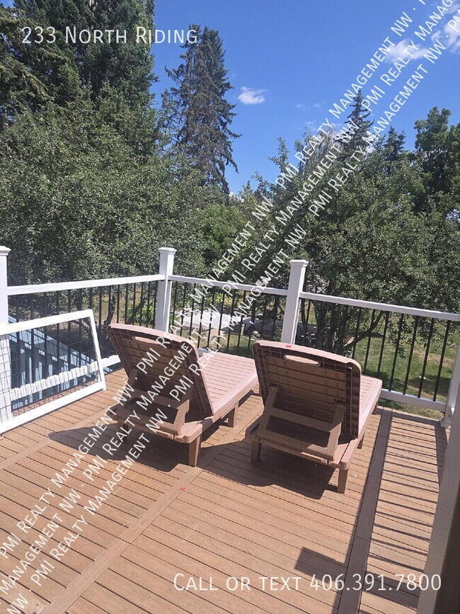 Building Photo - 233 North Riding-