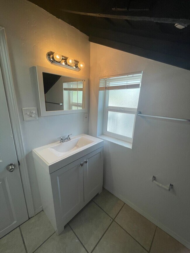 Foto del edificio - 911 Fruit Ave NW