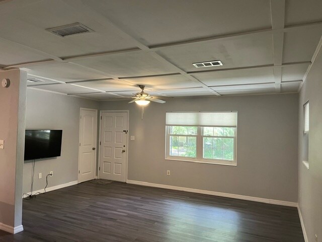 Great room - 905 NW 39th Dr