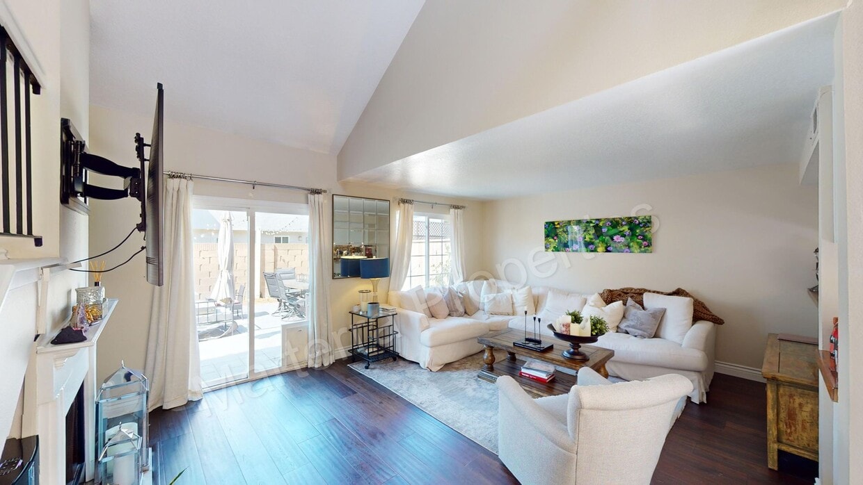 Primary Photo - Beautiful 2 bed/2.5 bath Townhome in Costa...