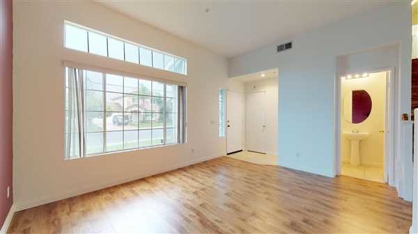 Foto del edificio - Brand new floors (hardwood & tile)