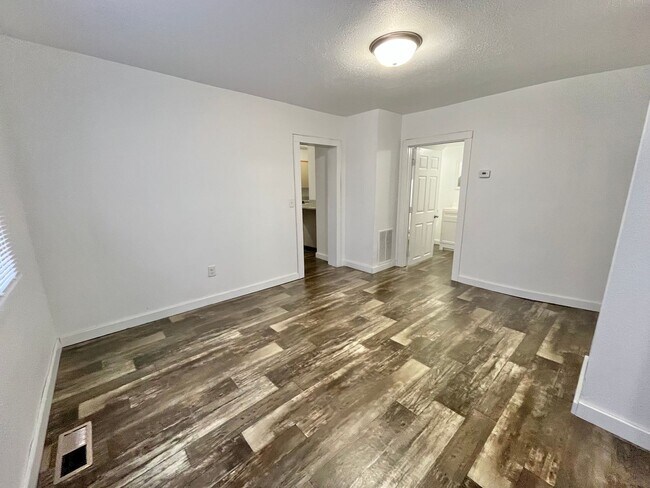 Building Photo - Affordable 3 Bed/1.5 Bath Near Downtown!