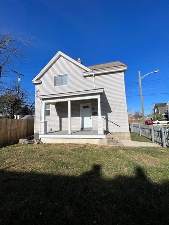 Building Photo - Charming 2 Bedroom Home with Fenced Yard Available for Pre-Lease!