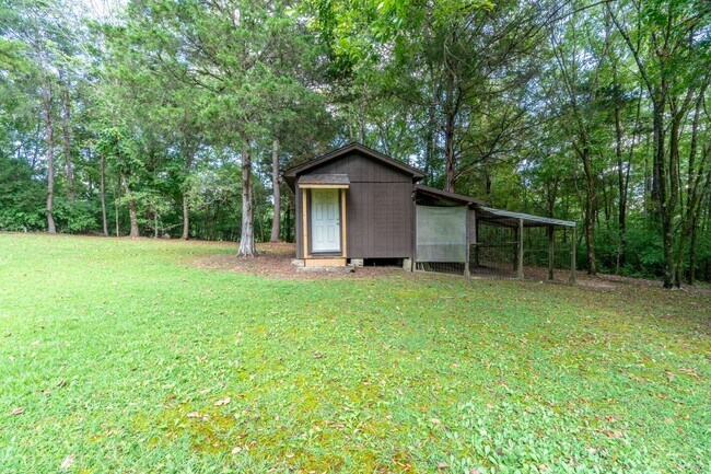 Building Photo - Meticulously maintained property with a st...