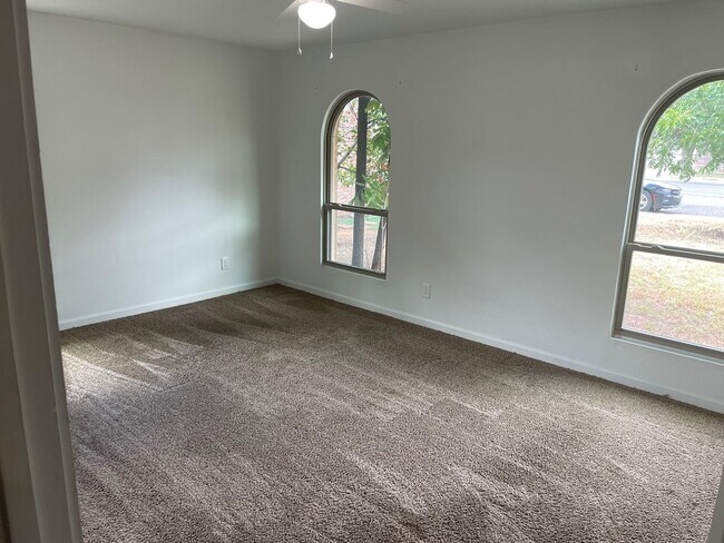 Building Photo - 1548 E 52nd St