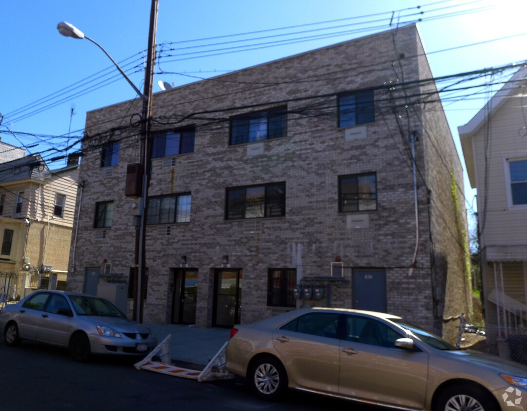 Building Photo - 3634 Olinville Ave