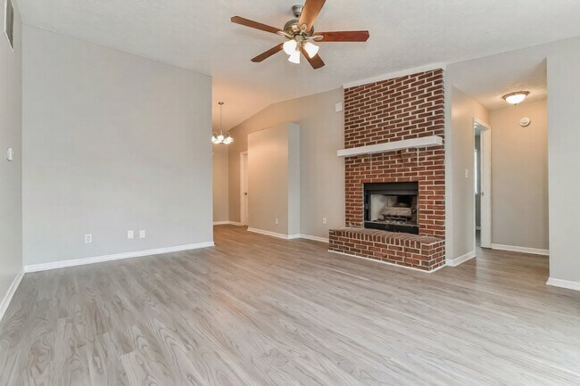 Foto del edificio - 1825 Keystone Lakes Dr