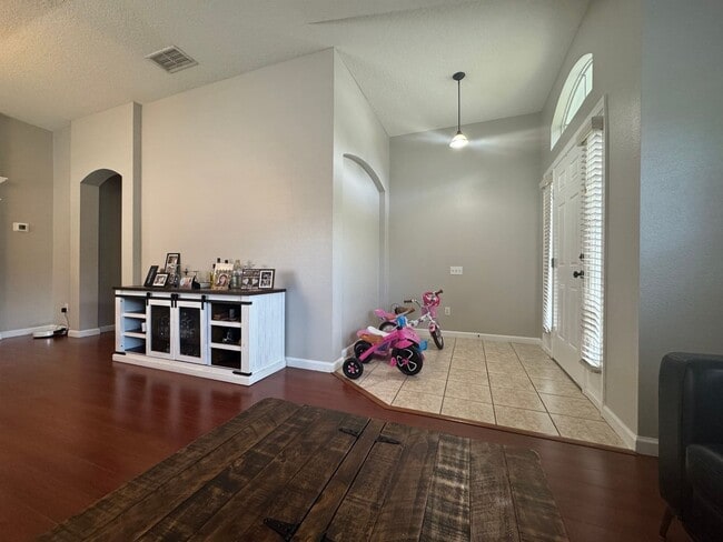 Building Photo - 4/2 in Gated Community near Tuskawilla Rd ~ Tile and Laminate Floors ~ Screened Patio ~  Communit...