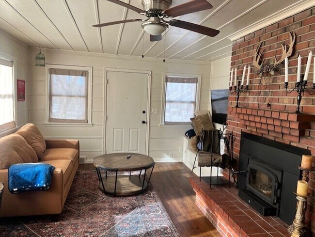 Building Photo - Perfect Single Family 4 Bed/1.5 Bath Home