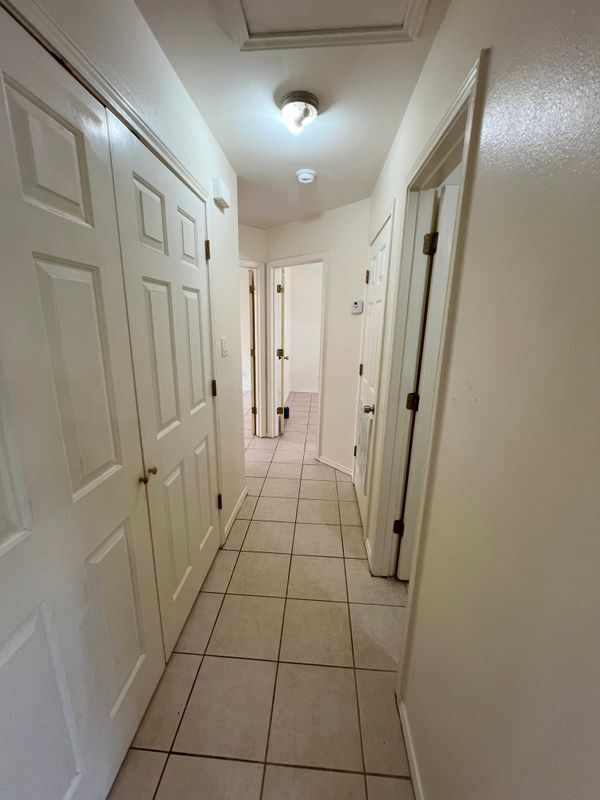 Building Photo - 2220 W Candlelight Ln