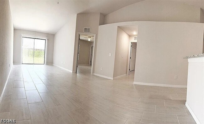 Foto del edificio - 2938 Santa Barbara Blvd S