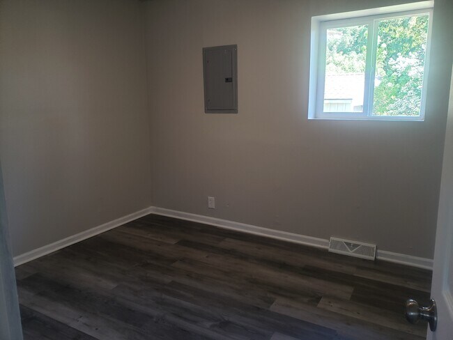 Building Photo - 4460 Fairway Dr