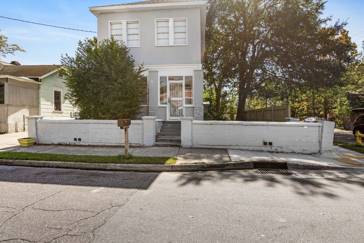 Primary Photo - Large 4 Bedroom 2 Bath Single Family Home ...