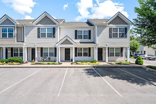 Building Photo - Beautiful 2/2.5 Townhome Min from MTSU