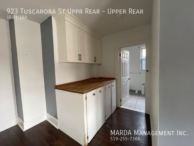 Building Photo - COZY 1-BEDROOM/1-BATHROOM UPPER REAR UNIT ...