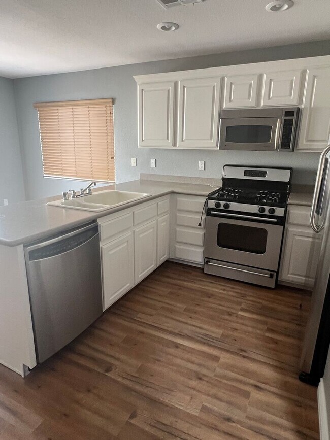 Building Photo - Wonderfully refreshed 3 bedroom home featu...