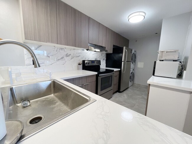 Building Photo - Moiliili - King's Gate 2 bed, 2 bath, 1 pa...