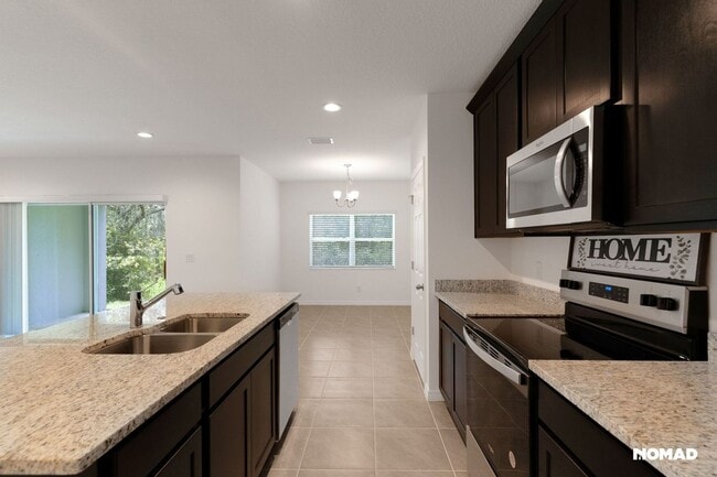 Building Photo - Spacious 4BR Townhome in Groveland