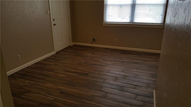 Building Photo - 301 W Davis Ave