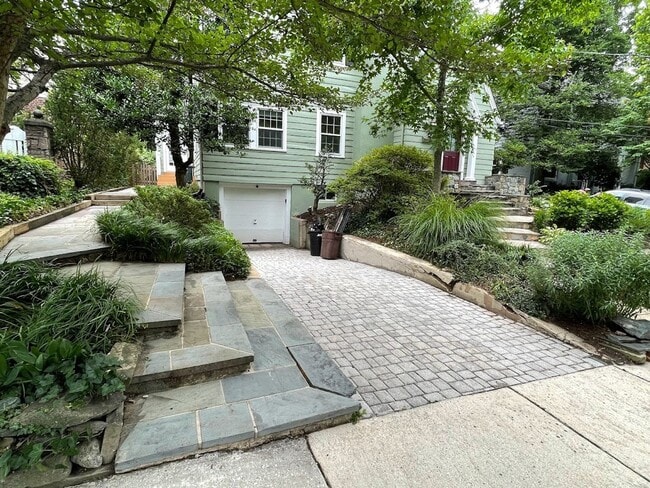 Foto del edificio - 6917 Woodside Pl