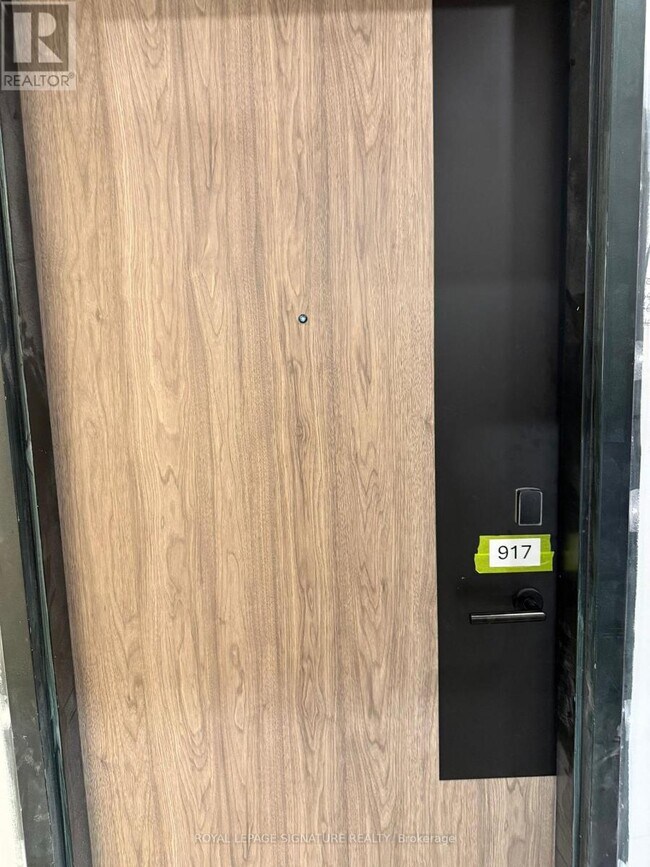 Photo du bâtiment - 1007 The Queensway