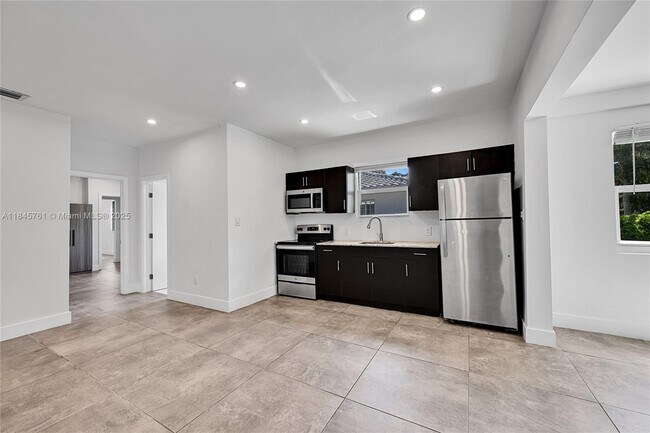 Foto del edificio - 21 NE 48th St